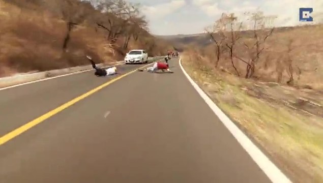 Un longboarder tombe et finit sa course la tête la première dans une voiture