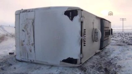 Otobüs Şarampole Devrildi : 3 Yaralı