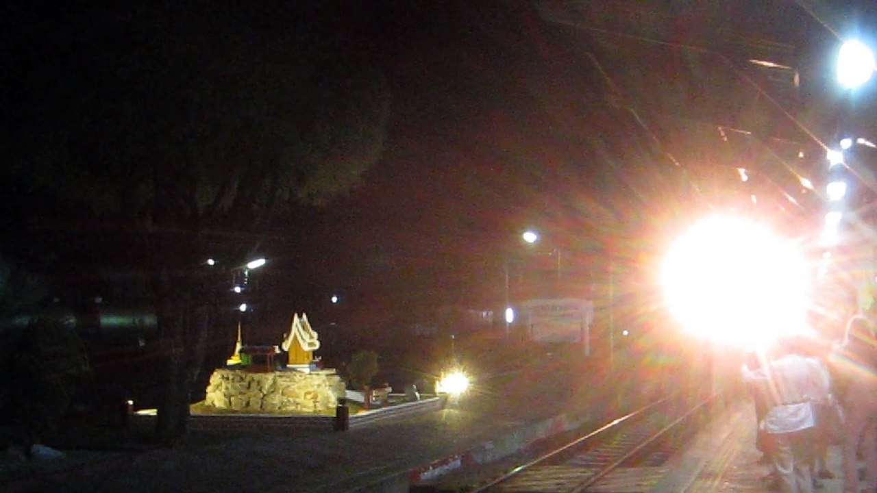 ARRIVÉE DU TRAIN DE NUIT EN GARE DE LAMPANG (THAÏLANDE) LE 2  DÉCEMBRE 2015