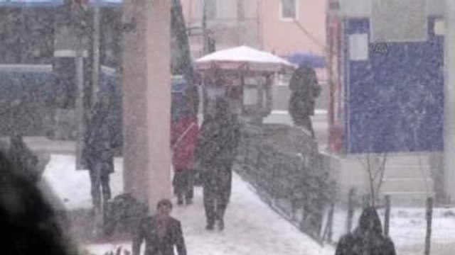 Kar Yağışı Kenti Beyaza Bürüdü