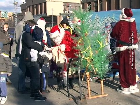 Novogodišnji program na platou Doma kulture u Boru, 31. decembar 2015. (RTV Bor)