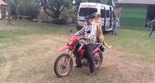 Un chien fait une balade en moto