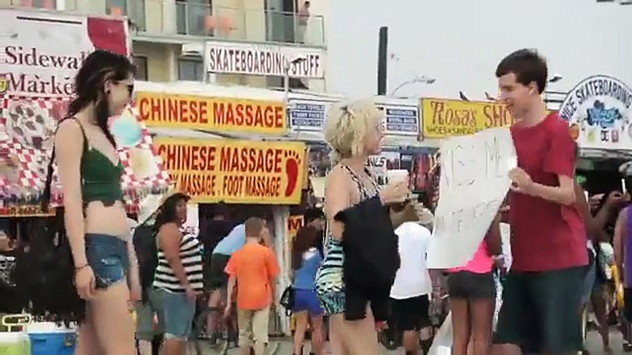 Kiss me, I'm desperate ... and it works ! (fun funny kiss girls lol)