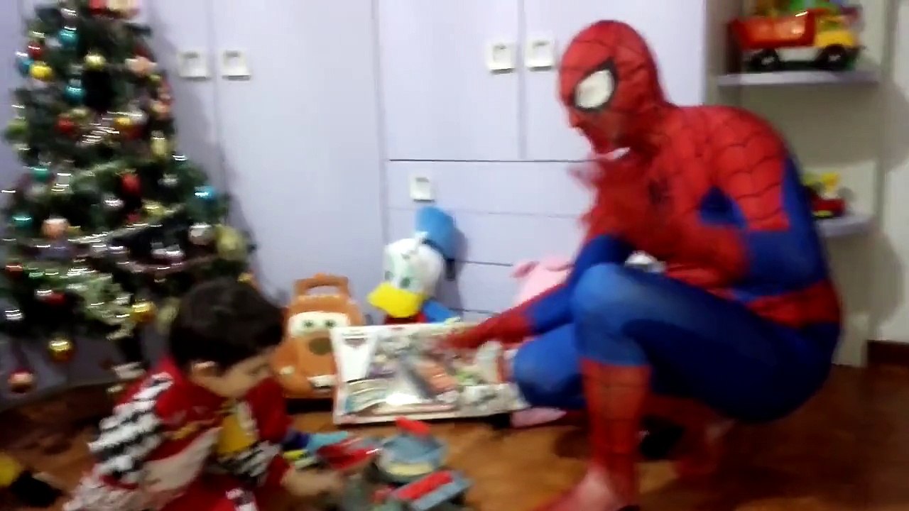 Santa Claus and Spiderman play with Cars Track - Playset Disney Pixar Toys Review - by MAT