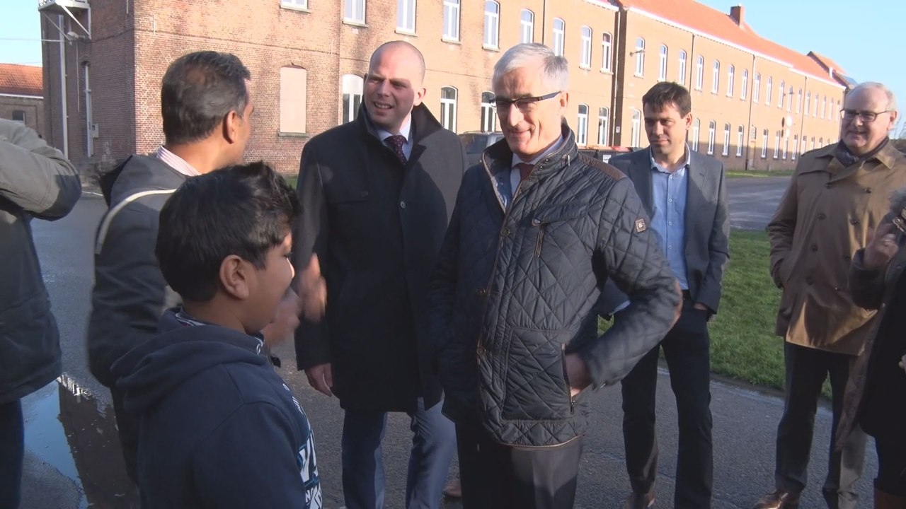 Theo Francken en visite au centre d'accueil de Poelkapelle pour le dernier jour de l'année 2015