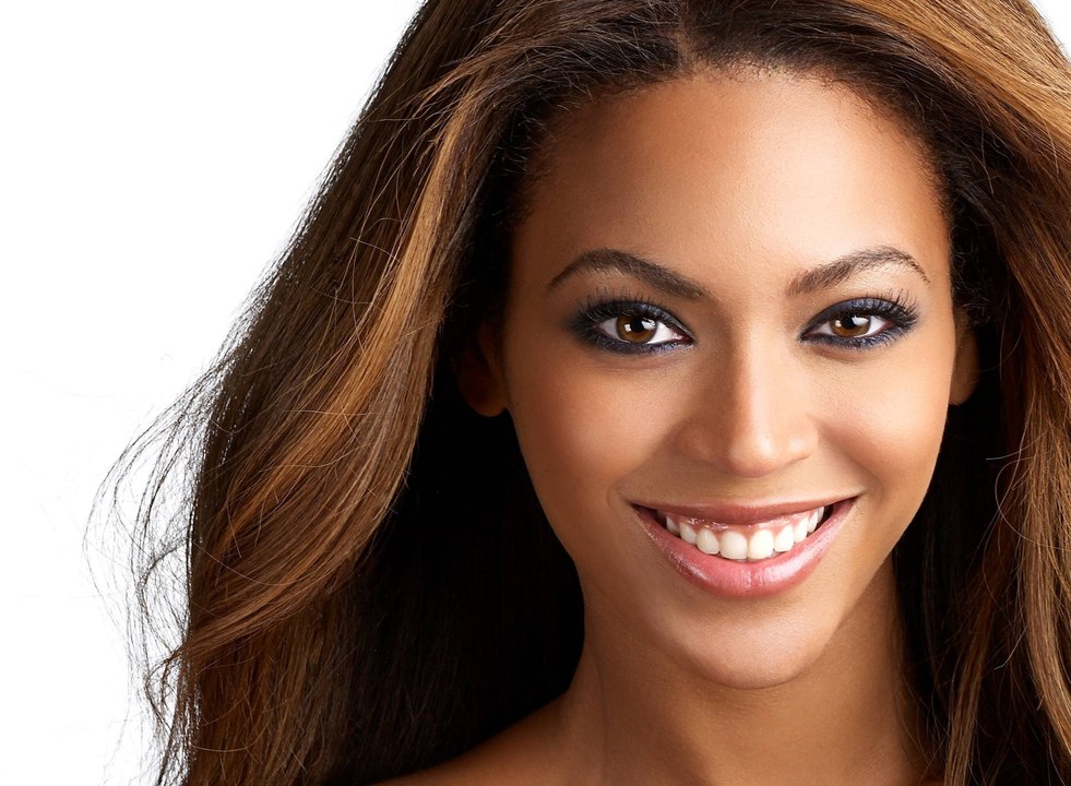 BEYONCE CANTA A JESUS ANTE UNA MULTITUD