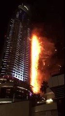 Un incendie monstre vient d'éclater à Dubaï dans une tour près du lieu des festivités du Nouvel An