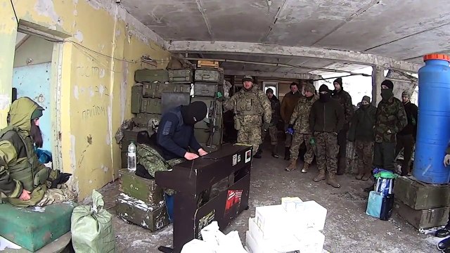 Волонтери та PianoExtremist вітають бійців з Новим Роком