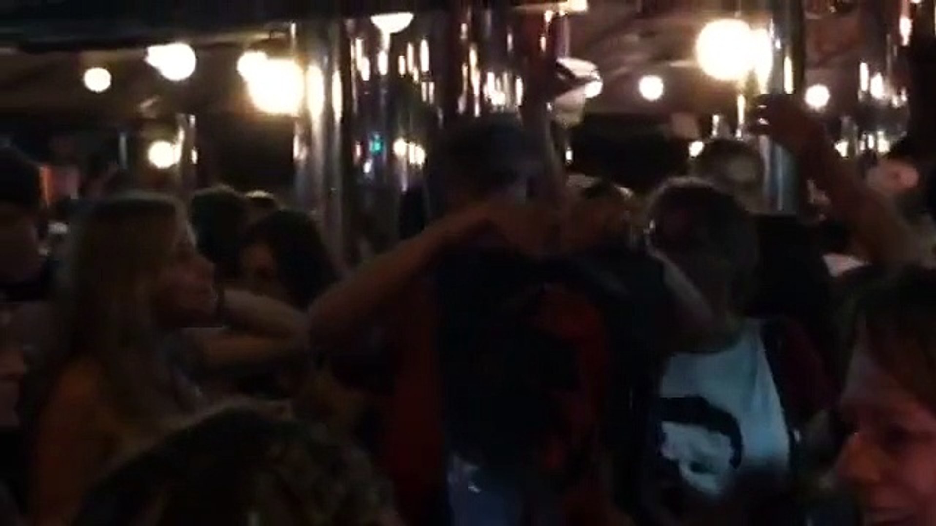 Manifestação em apoio a Chico Buarque lota bar no Leblon, no Rio