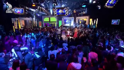 Muhteşem kırmızı süper mini elbisesiyle Hadise Süperman beyaz show HD