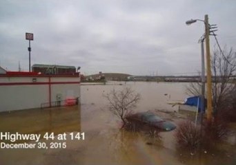 下载视频: River Flooding Closes Off Missouri Highway