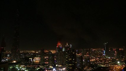 Incêndio de grandes proporções atinge hotel de luxo em Dubai