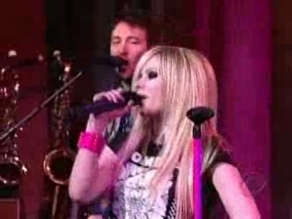 Avril Lavigne Girlfriend (Live)