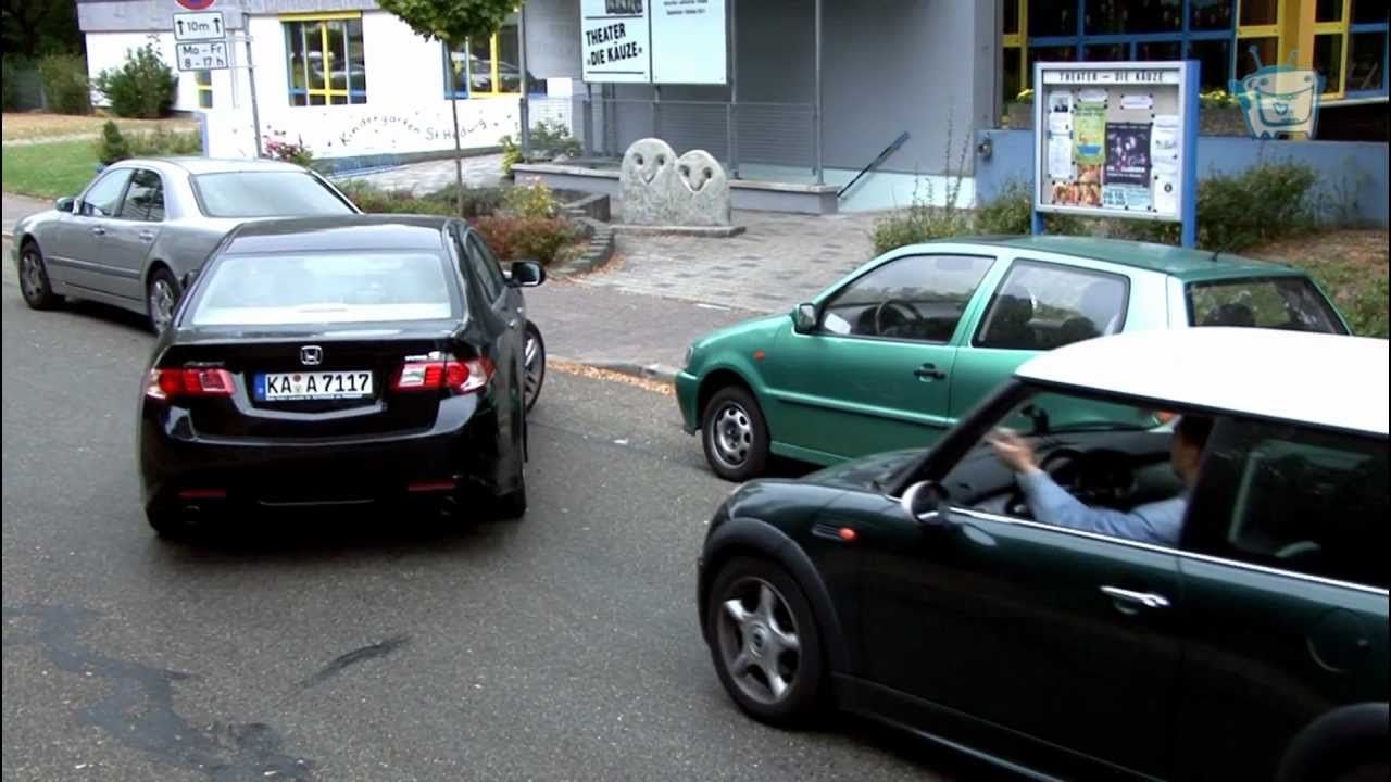 Un homme aide une femme à se garer