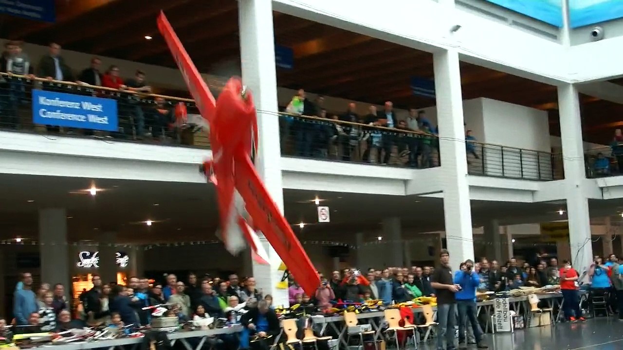 GIGANTIC RC SCALE LIGHTWEIGHT EXTRA 330SC INDOOR FLIGHT PRESENTATION / Faszination Modellb