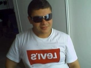 Julien Gou.... en la casa con sus gafas