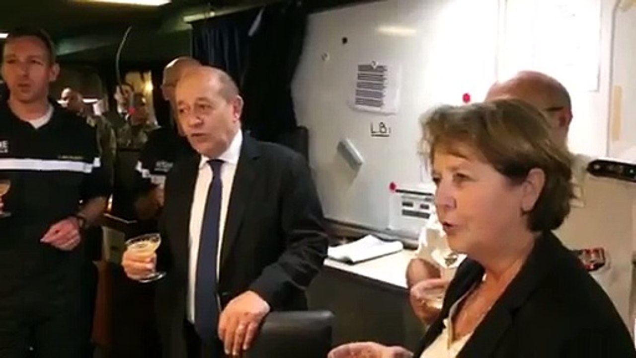 Jean-Yves Le Drian sur le Charles-de-Gaulle pour le Réveillon