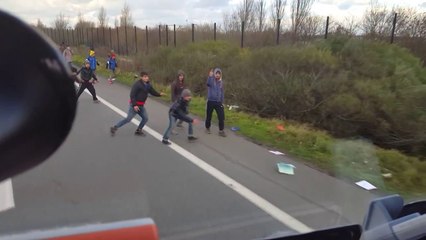 Un chauffeur routier vs Migrants à Calais