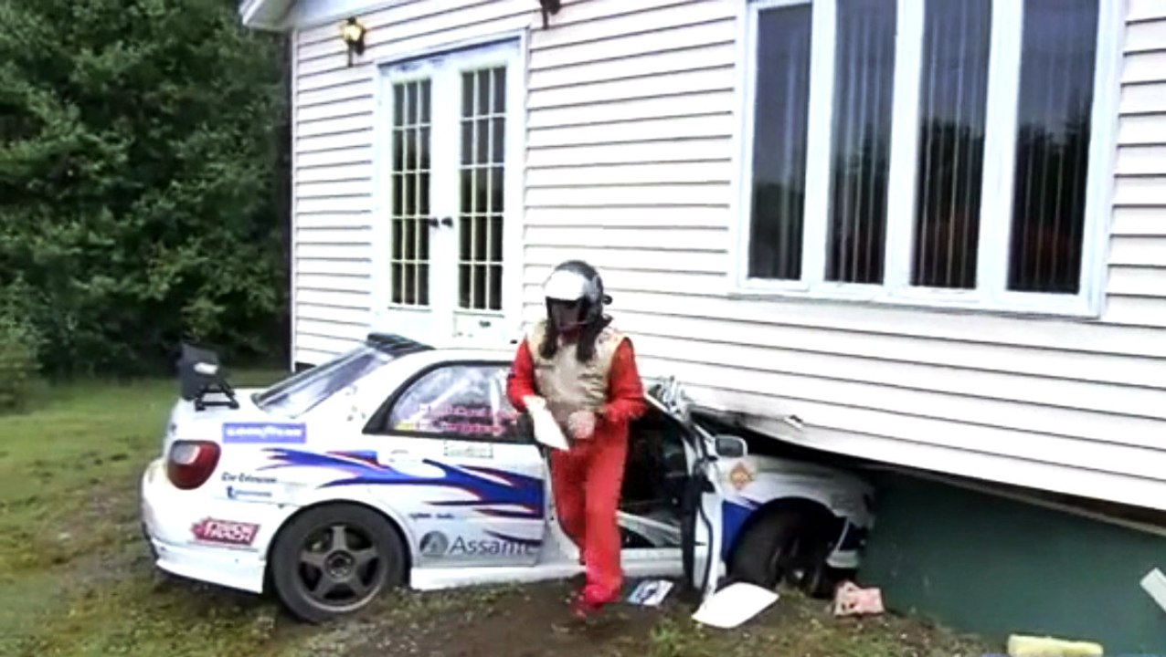 Ralli Aracı Eve Çarptı