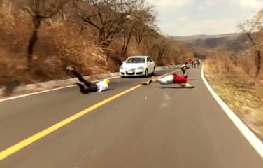 Longboarder Dengesini Kaybedince Kayarak Arabaya Çarptı
