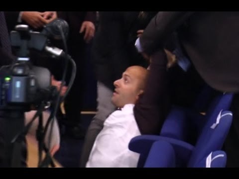 Napoli - Mattarella al Suor Orsola, prologo movimentato (20.11.15)