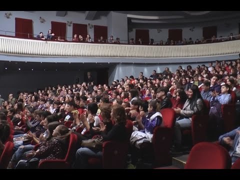 Napoli - Gli alunni a lezione da Eduardo De Filippo (20.11.15)