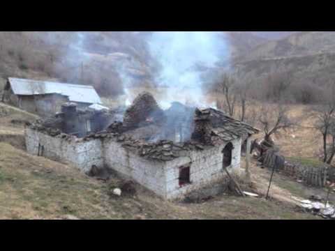 Reprot TV - Gramsh, digjet shtëpia, 2016-ta gjen në qiell të hapur 5 anëtarët e familjes Paja