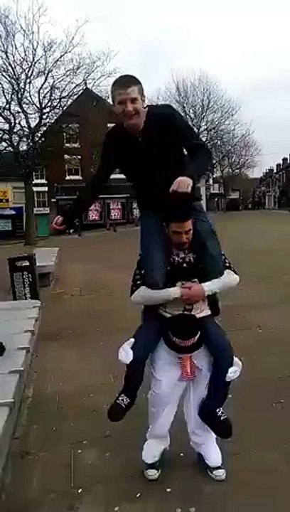 Costume hilarant... Un bonhomme de neige porte 2 gars sur ses épaules