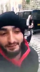 خوفاً من طعنه على يد فلسطيني مستوطن في شوارع القدس يصرخ "أنا أحب العرب والسلمين"