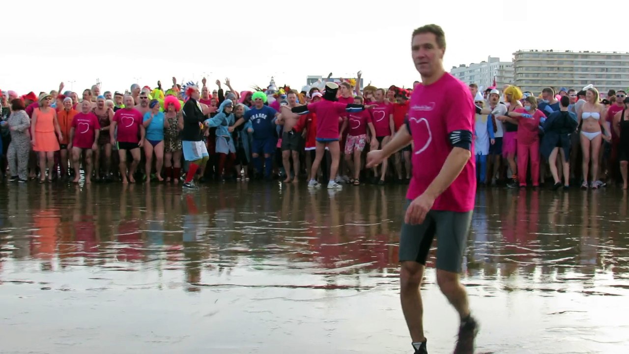 Plus 350 participants au bain du Nouvel An à Ca...