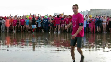 Plus 350 participants au bain du Nouvel An à Calais en 2016
