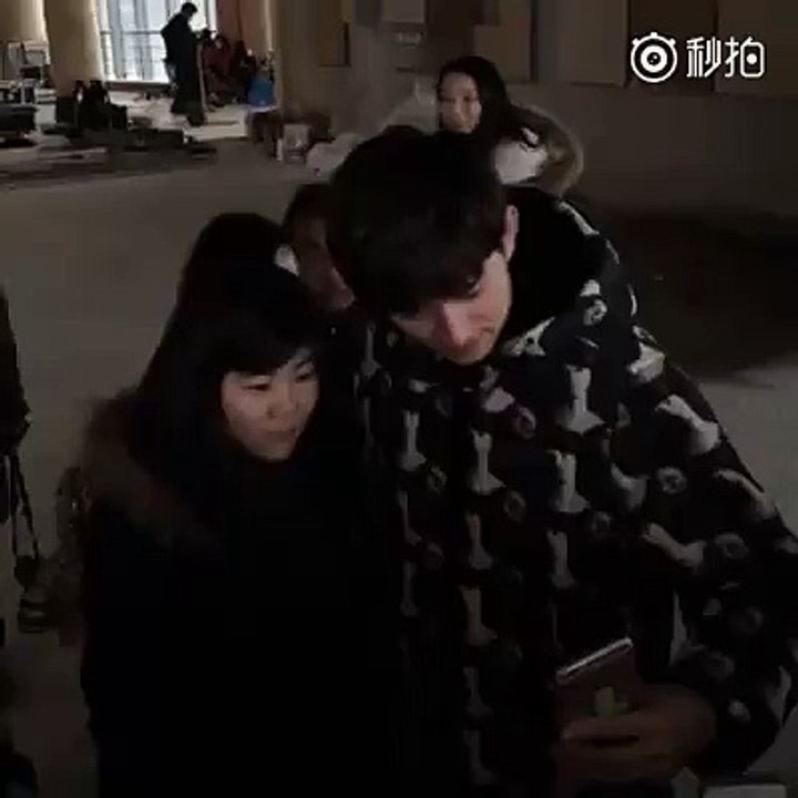 Mã Khả chụp ảnh cùng fans (2)