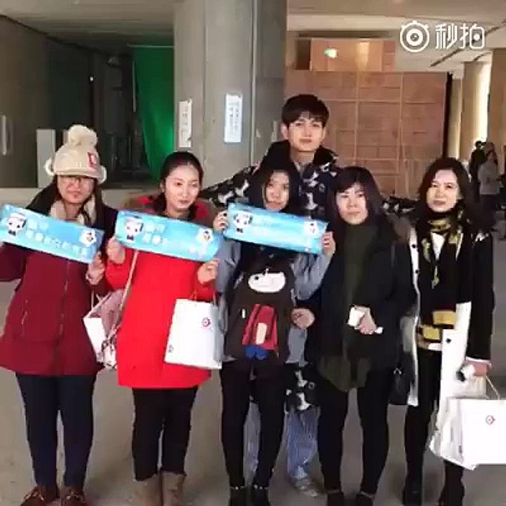 Mã Khả chụp ảnh cùng fans