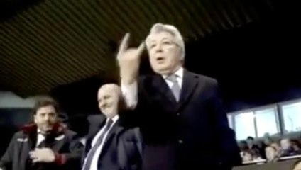 Enrique Cerezo muy nervioso vacilando aficionados de Vallecas _ Rayo vs Atlético