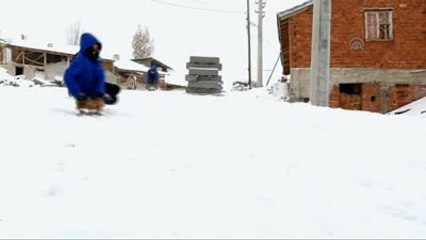 Narman'da Kar Yağışı Çocukları Sevindirdi