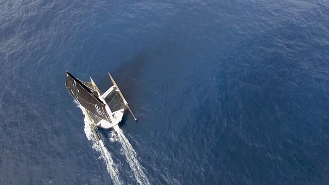 Trophée Jules-Verne. Nouvel an à bord de Spindrift 2