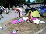 Deux hommes ivres essaient de monter une tente de camping