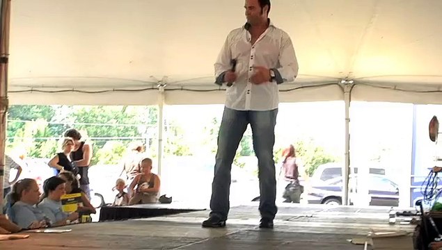 Casper Slee sings 'Johnny B Goode' Elvis Week 2009