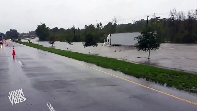 WOW!!! 18 Wheeler Plowing Through Flooded Street In South Carolina