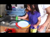 VIDEO MOTIVACIONAL Niña de 2 años lavando platos  no acepta ayuda