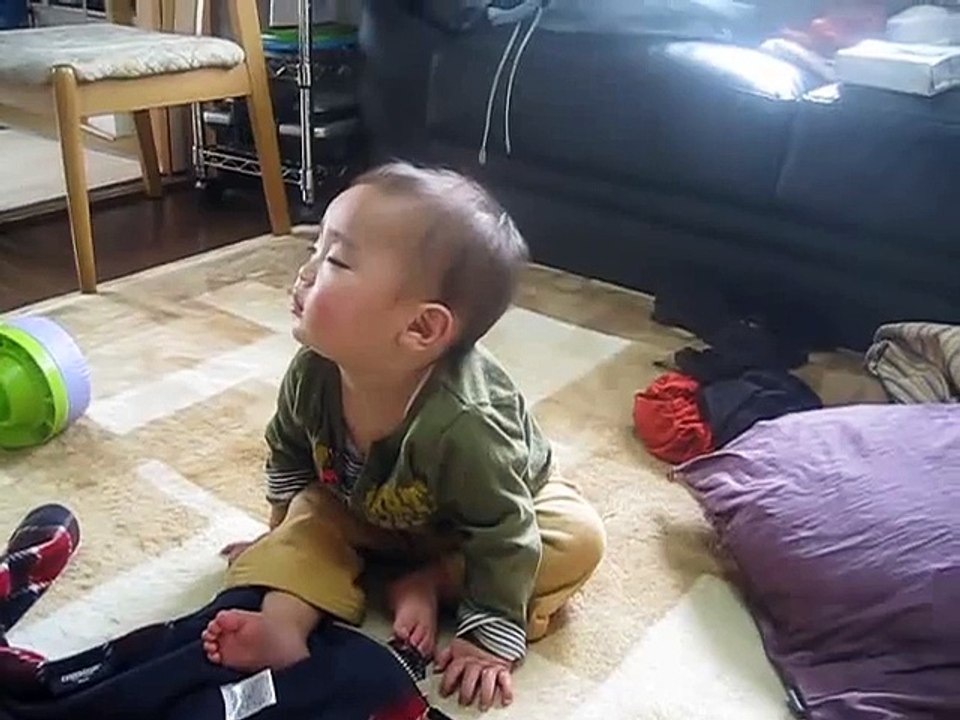 Funny Babies-Baby Leo is falling asleep like a cute kitten