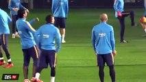 El caño de Lionel Messi a Luis Suárez en el entrenamiento - Barça