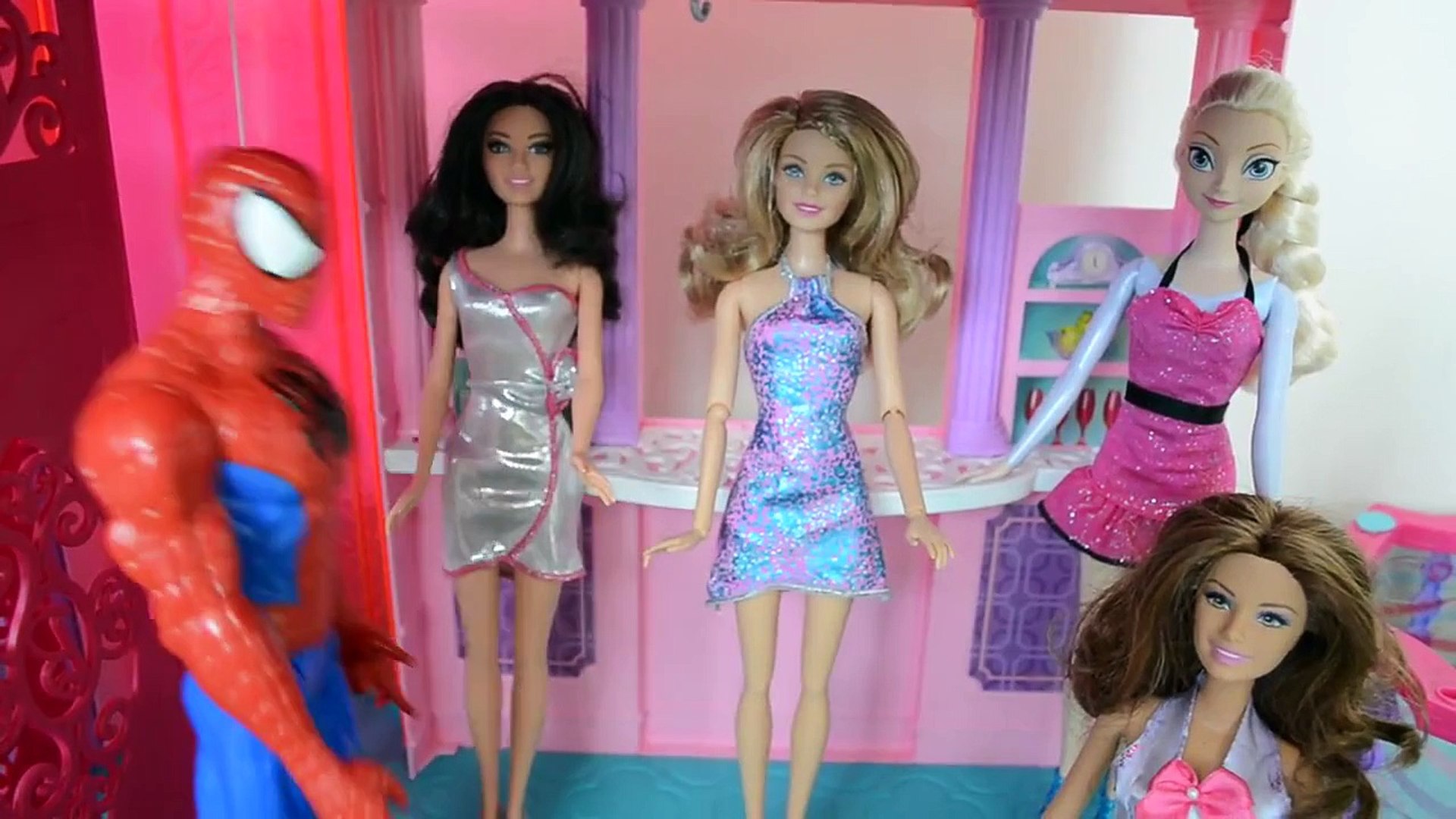 A festa no andar de cima! Novelinha da boneca Barbie em português 