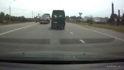 Download Video: Speeding trucker fails | camión atropella 2 peatones