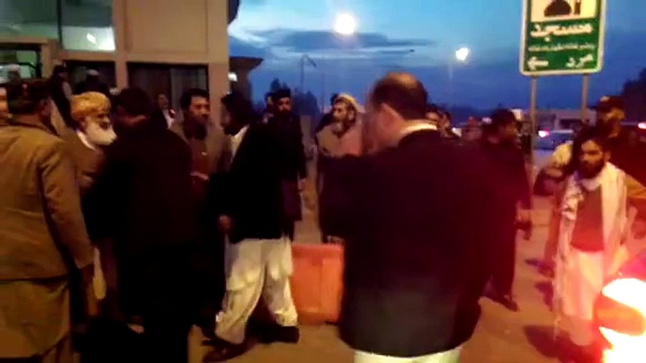 Maulana Fazal ur Rehman Got Angry on a Question by a Pakhtun & his Guards beat him badly