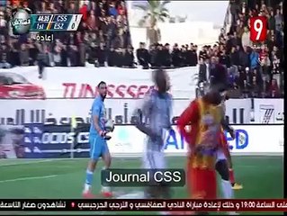 بلقطة فنية يمرر الكورة لنفسو يخرج راس راس