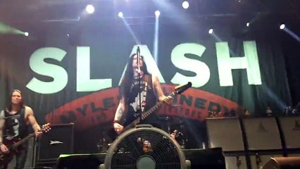 Slash reprend "Ace of Spades" en hommage à Motörhead