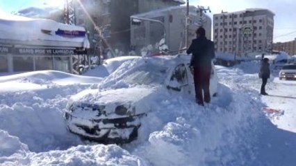 Hakkari'de Evler ve Arabalar Kardan Kayboldu