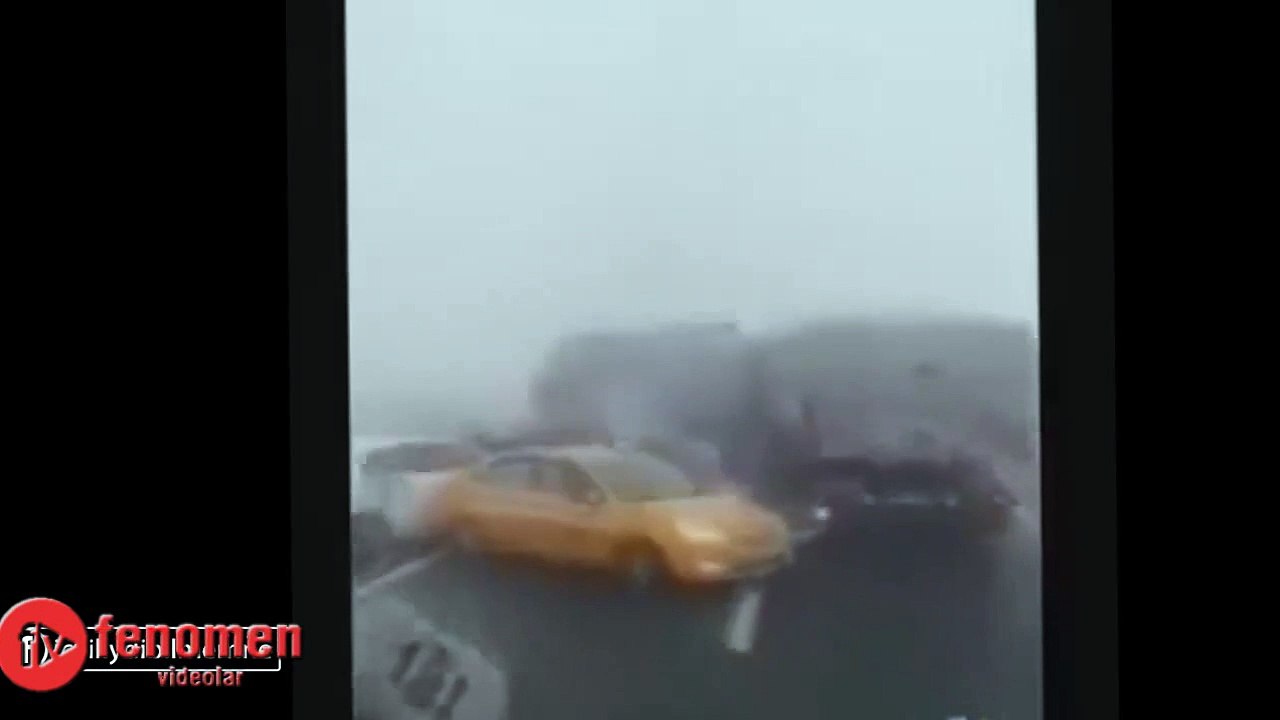 Şarkı Söyleyen Şöförün Kaza Karşısındaki Tepkisi(Küfür İçerir)