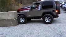Un débile détruit sa Jeep en voulant faire une photo cool.